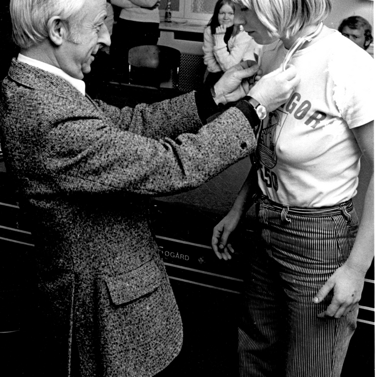 Jørgen Koch uddeler medalje til Susanne Markersen 1975-77